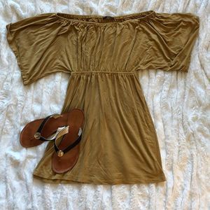 Soprano off the shoulder cinched dress 🍀